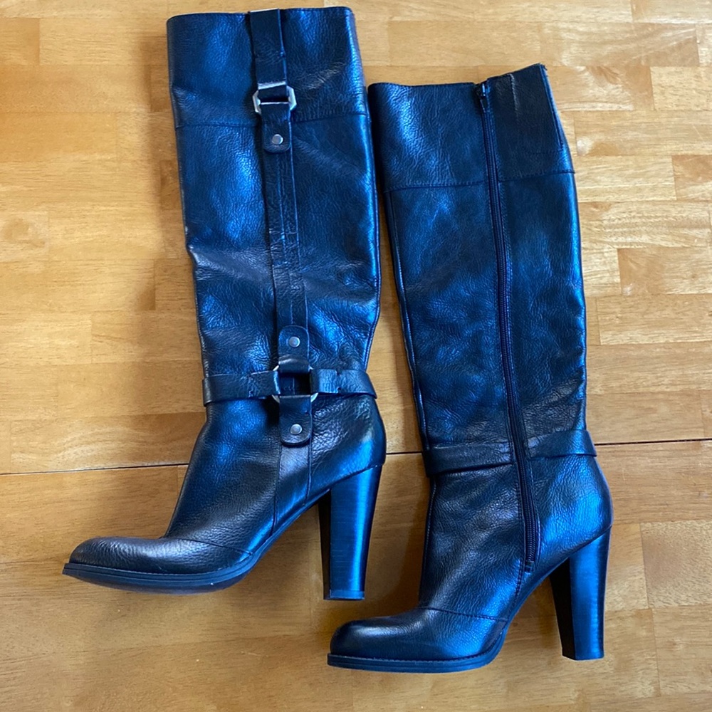 EUC NINE WEST Black leather tall heel boots HARDTOGETO Buckles Straps Knee High